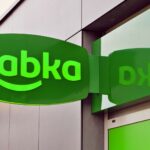 szyld sklepu żabka