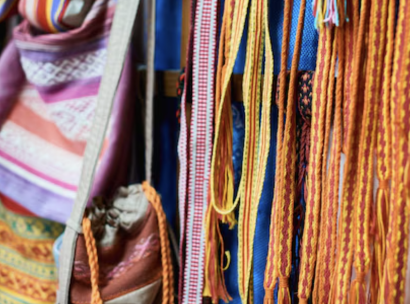 Wyroby tekstylne – hafty, koronki, ubrania ręcznie szyte