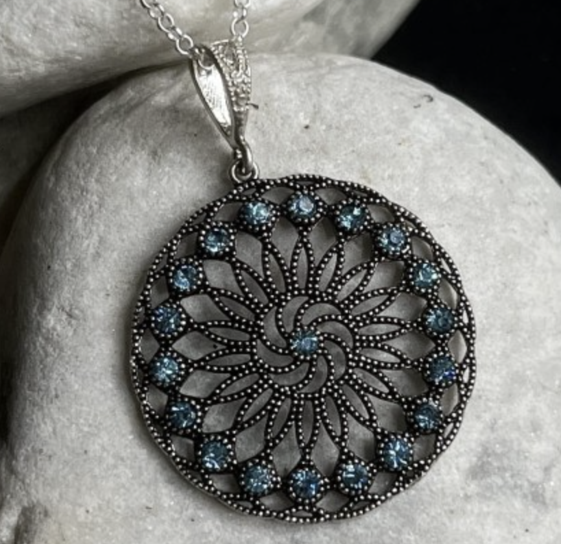 Biżuteria – ręcznie wykonane naszyjniki, bransoletki, pierścionki